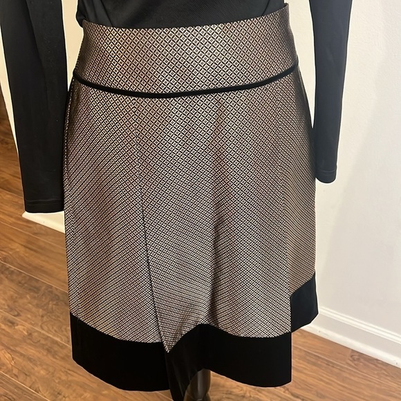 Ann Taylor Silk and Cotton Blend Gold Print and Faux Velvet Lined Skirt, Sz. 2. - Picture 8 of 12